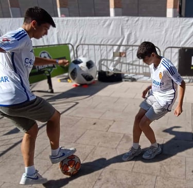 Participantes realizando retos de freestyle fútbol con el público durante un evento