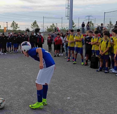 Adolescentes disfrutando de un show de fútbol freestyle con retos interactivos en un evento
