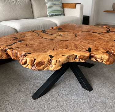 Handgefertigter Baumscheiben Couchtisch aus massiver Eiche mit natürlicher Baumkante und Epoxidharz 