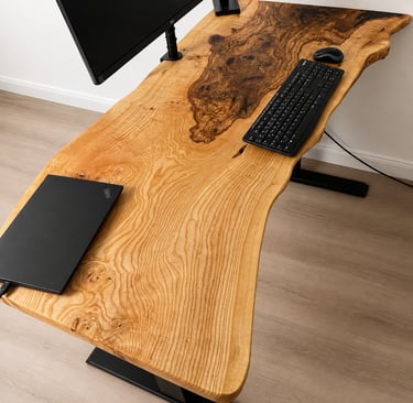 Höhenverstellbarer Live Edge Schreibtisch aus einer massiven Bohle,natürlicher Baumkante, Unikat