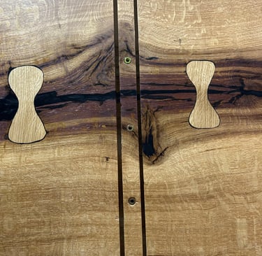 Butterfly Inlays aus Eiche stabilisieren natürliche Trocknungsrisse in einer massiven Eichenbohle