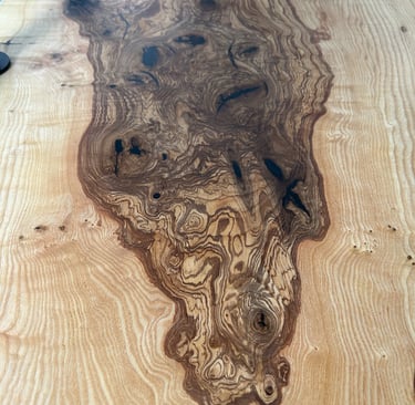 massiven Oliveesche-Bohle mit schwarzem Epoxidharz, natürlicher Baumkante und einzigartiger Maserung