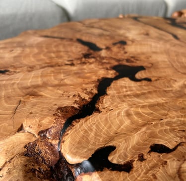 Live Edge Couchtisch aus massiver Eiche mit natürlicher Wuchsform und einzigartiger Holzstruktur