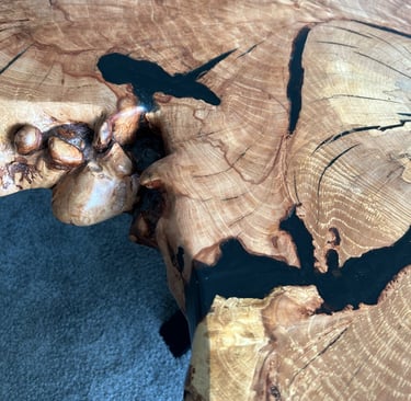 Unikat Couchtisch aus einer massiven Eichen-Baumscheibe mit Stirnholzstruktur und schwarzem Epoxy