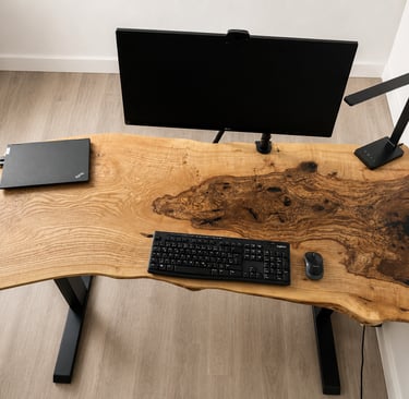 Höhenverstellbarer Live Edge Schreibtisch aus einer massiven Oliveesche-Bohle mit Epoxidharz