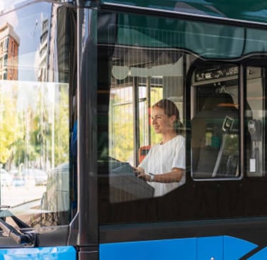 Kvinnlig ung bussförare kör buss