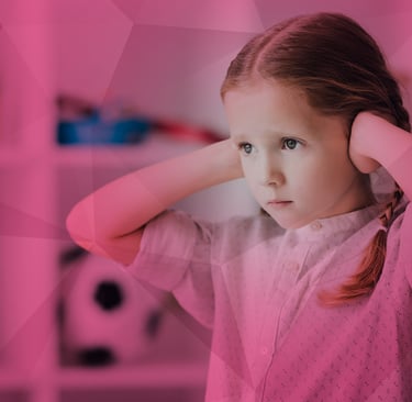 Imagem de fundo rosa com menina com mãos nos ouvidos