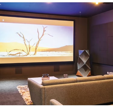 alt="Home Cinema con Dolby Atmos y diseño arquitectónico – Alchemist Design"