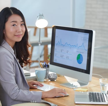 Seorang profesional menggunakan software HRIS di komputer