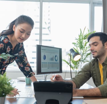 Kolaborasi tim dalam merancang dan mengembangkan solusi HRIS dan HR mobile di software house modern.