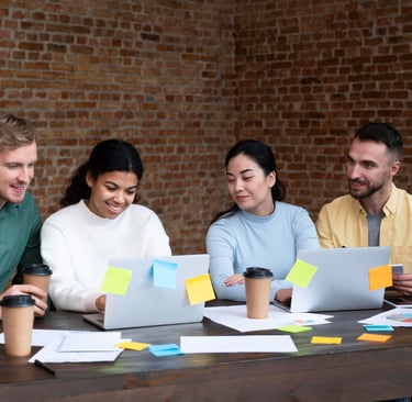 Tim IT berdiskusi menggambarkan budaya komunikasi cepat dalam dunia teknologi.