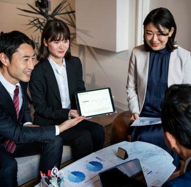 Tim membahas data HCM di tablet saat meeting.