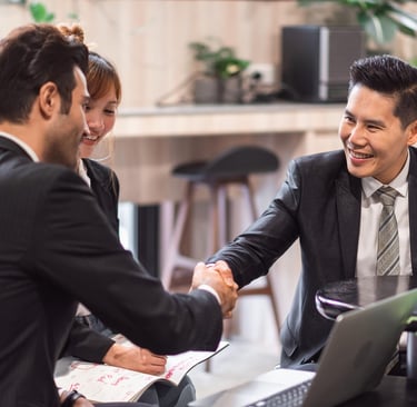 Karyawan berjabat tangan saat menerima apresiasi dalam sistem reward.