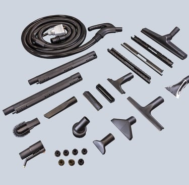 Zestaw końcówek parowych i ssących do przemysłowego odkurzacza parowego EV Atlas, zawierający wąż próżniowo-parowy.