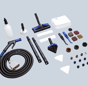Pełny zestaw akcesoriów EV Atlas, zawierający wąż, szczotki przemysłowe z włókna szklanego, dysze i ściereczkę z mikrofibry.
