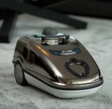 Kompaktowa myjka parowa EV Iris łącząca wysoką mobilność z profesjonalną mocą dezynfekcji. Idealna dla gabinetów i  biur.