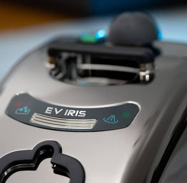 Kompaktowa myjka parowa EV Iris łącząca wysoką mobilność z profesjonalną mocą dezynfekcji. Idealna dla gabinetów i  biur.