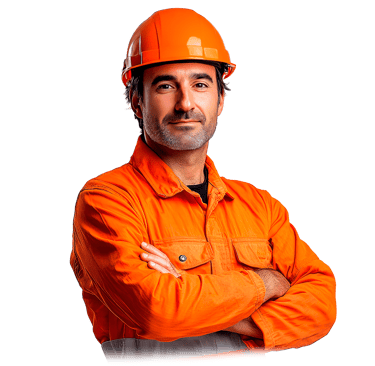 Trabajador profesional de la construcción usando casco naranja y overol de seguridad