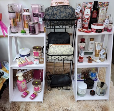 estantes con lociones corporales, cremas, carteras