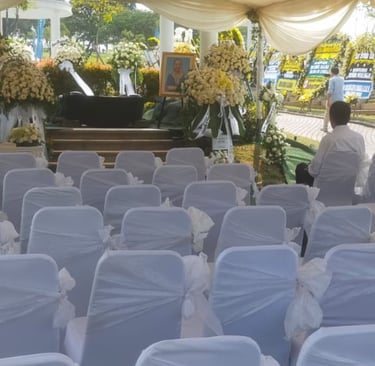 Dekorasi tenda dan kursi putih dalam layanan prosesi pemakaman VIP mewah San Diego Hills Karawang.