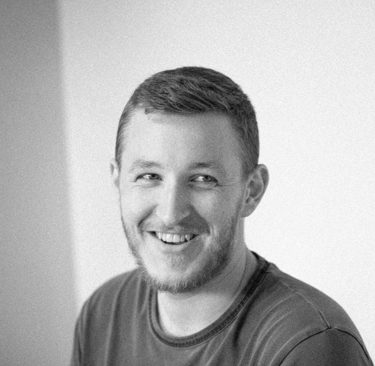 Photo portrait de Thibaut en charge de la création graphique, de la direction artistique et du branding chez Tuuk studio