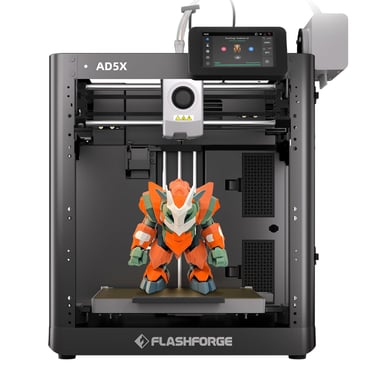 Impresora 3D Flashforge AD5X creando una figura de acción de robot multicolor en naranja y verde.