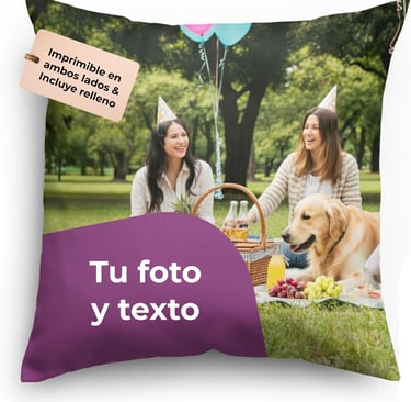 Cojín personalizado con foto, con dos amigos y un perro golden retriever disfrutando de un picnic en