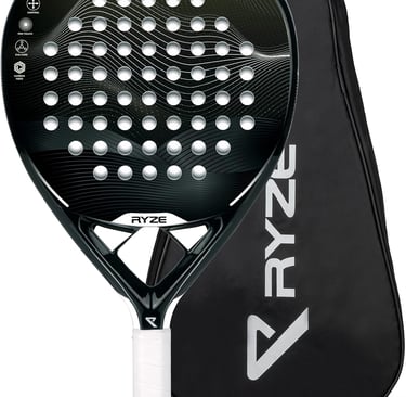 Raqueta de pádel Ryze de fibra de carbono con empuñadura blanca y su funda protectora negra.