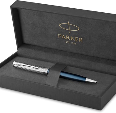 Bolígrafo Parker elegante en azul y plata, en estuche de regalo negro con logo dorado.