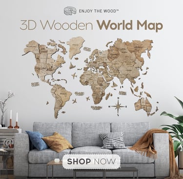 Mapa mundial 3D de madera como decoración de pared, colocado sobre un sofá moderno gris.