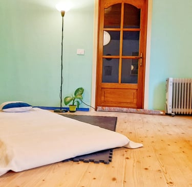 Atmosfera accogliente dello studio olistico di Dumenza: uno spazio dedicato alla cura nel contesto del borgo antico.