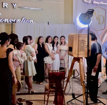 Hình ảnh các cô chú U40 lần đầu thử photobooth