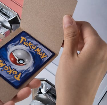 Tampilan close-up kartu yang keluar dari mesin vending kartu untuk event dan komunitas