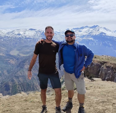 Alumno ampliando vocabulario de naturaleza y ciudad en cursos dinámicos de idiomas caminando.