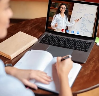 - Alumno en clase online de francés dentro de cursos dinámicos de idiomas.