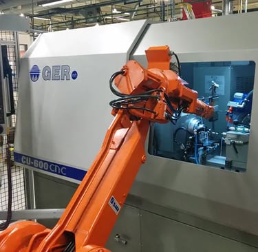 Robot en proceso de craga de pieza a torno CNC