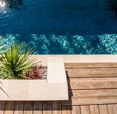 terrasse bois et piscine