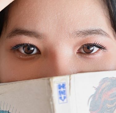 An image of a woman with eyelids that demonstrate the monolid eyeshape.