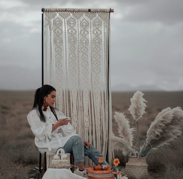 Mural artístico elaborado en macramé