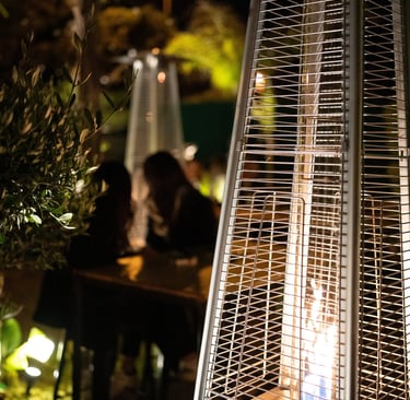 table de restaurant extérieur de nuit au Restaurant et bar Les Jardins de Beo à Canet-en-Roussillon