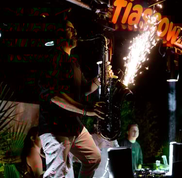 Un homme jouant de la musique au Restaurant et bar Les Jardins de Beo à Canet-en-Roussillon