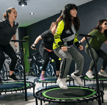 Un grupo realizando un entrenamiento cardiovascular en una clase de jumping.