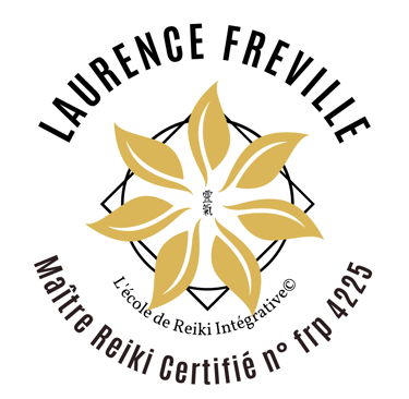 badge avec une fleur à sept pétales entourée de la certification Reiki pour Laurence Fréville