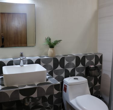 Baño completo equipado dentro de bungalow amplio y familiar en playa Los Ayala, Nayarit