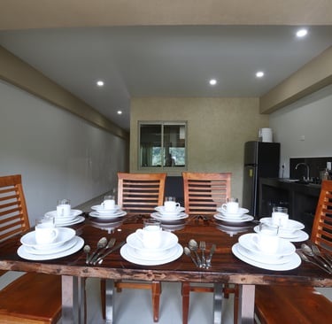 Comedor para 8 personas con cubiertos y cristaleria en bungalows en Los Ayala
