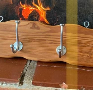 pendurador em pinho-de-riga com ganchos de aço inox