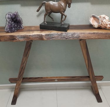 aparador em madeira escura com 1,25m x 25cm com 75 cm de altura com bordas rústicas