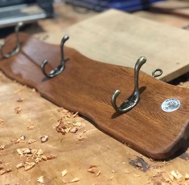 pendurador em peroba de demolição com puxadores em metal maciços