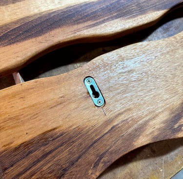 fixação invisível  - verso de um pendurador 