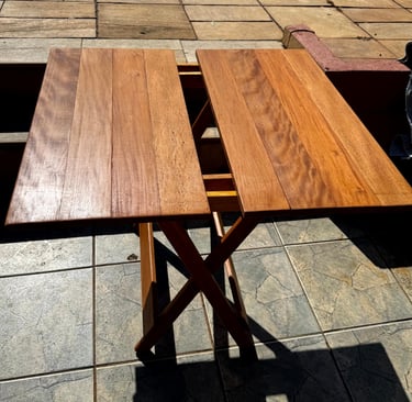Mesa dobrável de 0,9m x 0,9m em peroba